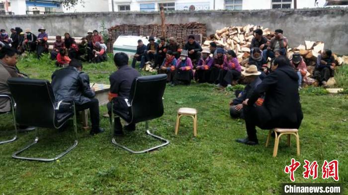 村民接受防火常識教育。若爾蓋縣林業(yè)和草原局供圖
