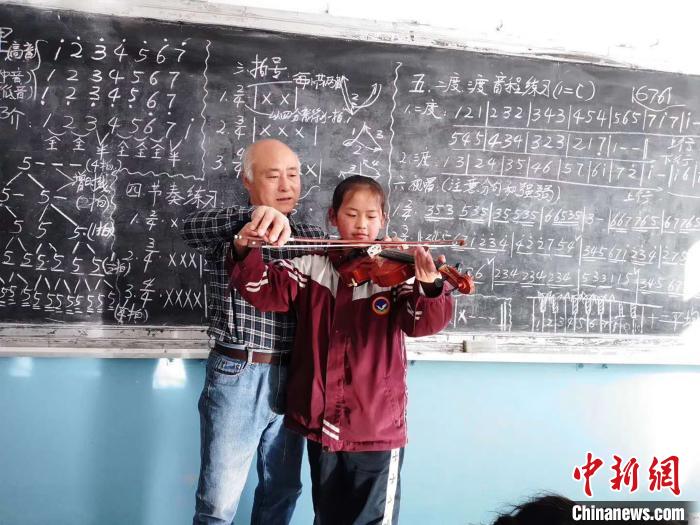 圖為趙興洲教學(xué)生拉小提琴。受訪者提供