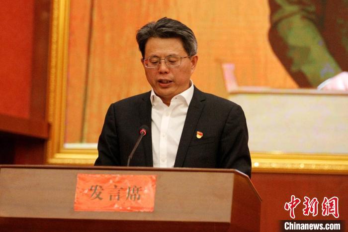 圖為果洛州委常委、副州長、上海市援青聯(lián)絡(luò)組組長馮志勇總結(jié)對口支援十年工作?！」逯菸麄鞑抗﹫D 攝
