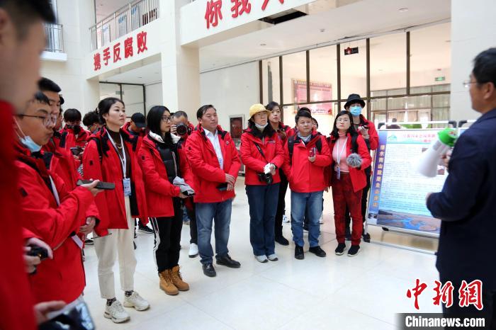 圖為中外媒體采訪三江源國家公園瀾滄江源園區(qū)生態(tài)保護成效。　張?zhí)砀?攝