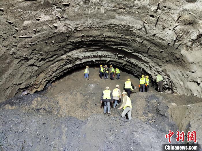 圖為久馬高速查針梁子隧道施工現(xiàn)場?！⊥貔i 攝