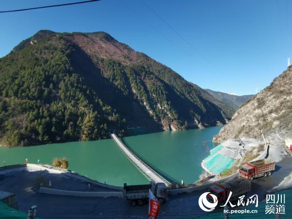 這條單跨353米索道橋，是全國最長的民用重載索道橋，技術(shù)要求高，施工難度極大。僅完成進(jìn)行便道、索道橋施工就用了一年時間。郭瑩 攝