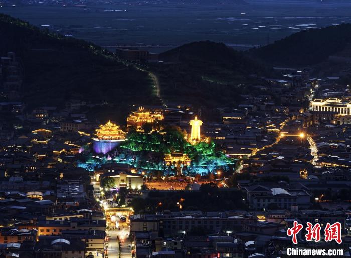 圖為滇藏茶馬古道重鎮(zhèn)獨(dú)克宗古城已成為知名旅游景點(diǎn)?！『蜁匝?攝