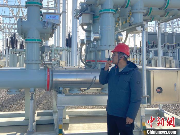 圖為國網(wǎng)青海檢修公司專業(yè)人員在沙柳變電站驗收設(shè)備。　唐胥 攝