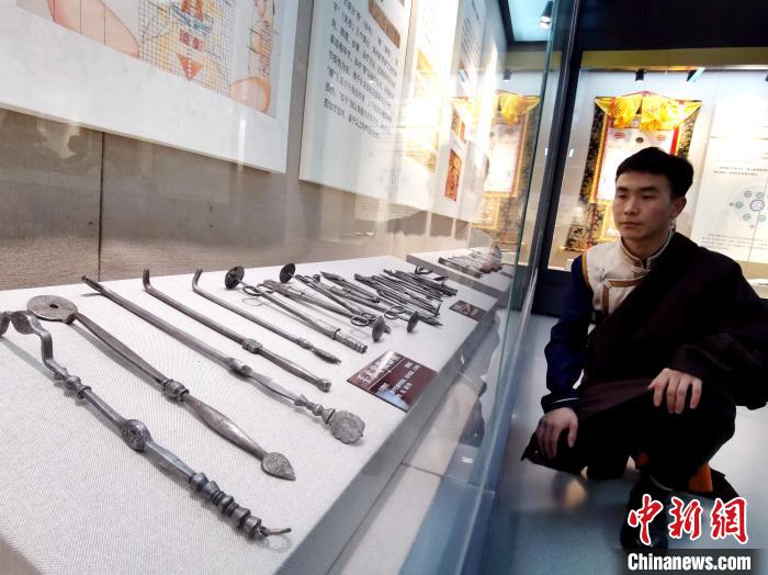 圖為陳展的藏醫(yī)手術(shù)器械?！?zhí)砀?攝