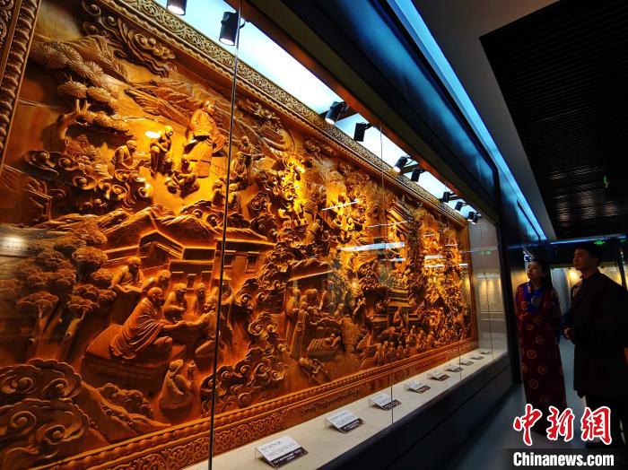 圖為青海大學民族醫(yī)學博物館陳展的歷代知名藏醫(yī)浮雕?！?zhí)砀?攝