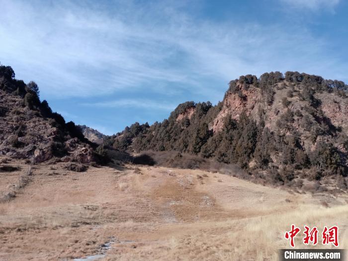 圖為坎布拉外圍地區(qū)的古火山口。孫揚(yáng)益 供圖 孫揚(yáng)益 供圖 攝