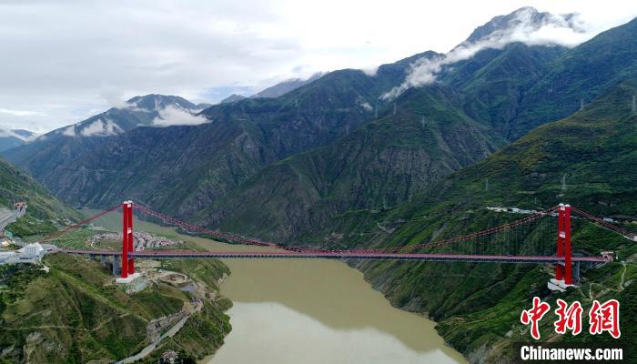 圖為雅康高速瀘定大渡河大橋。　劉忠俊 攝