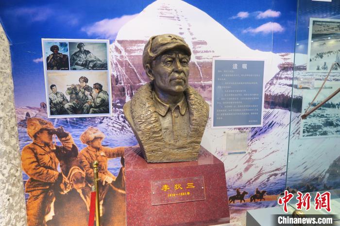 圖為南疆軍區(qū)某合成團(tuán)1連榮譽(yù)室，雕像是進(jìn)藏先遣英雄連總指揮李狄三?！畛坛?攝