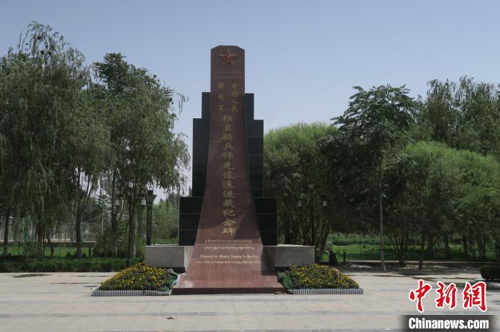 圖為位于于田縣中心的中國人民解放軍獨立騎兵師先遣連進(jìn)藏紀(jì)念碑?！畛坛?攝