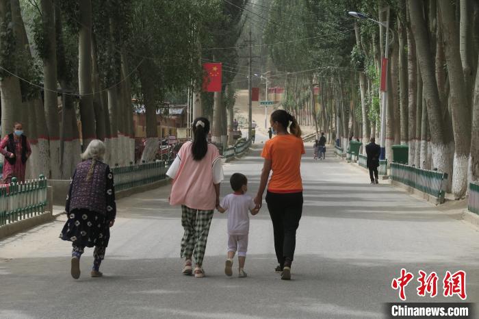 圖為進(jìn)藏先遣英雄連誓師地原址所在的新疆維吾爾自治區(qū)和田地區(qū)于田縣普魯村現(xiàn)貌?！畛坛?攝
