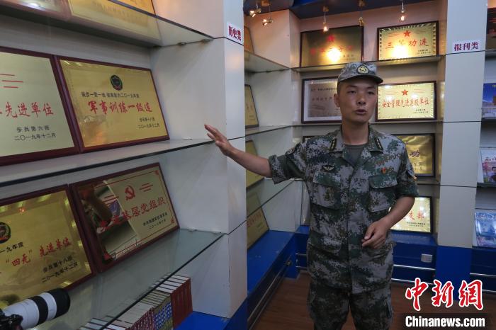 圖為南疆軍區(qū)某合成團(tuán)1連連長齊楠?！畛坛?攝