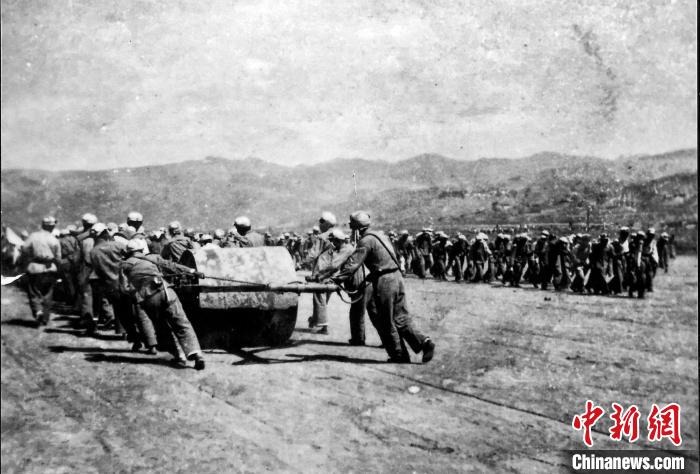 十八軍戰(zhàn)士修建機(jī)場(chǎng)跑道。(歷史圖片由十八軍后代張小康提供，劉炳科翻拍)
