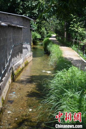 圖為至今仍在流淌的楚援溝?！⑷疥?yáng) 攝