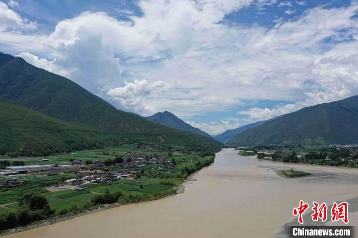 圖為航拍金江鎮(zhèn)，農(nóng)田里綠意盎然?！⑷疥?yáng) 攝
