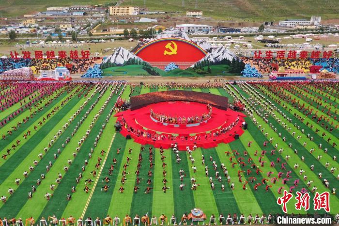 圖為玉樹藏族自治州成立70周年慶祝大會現(xiàn)場?！●R銘言 攝