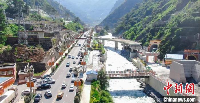郭達(dá)山隧道進(jìn)口實況。　康巴傳媒供圖
