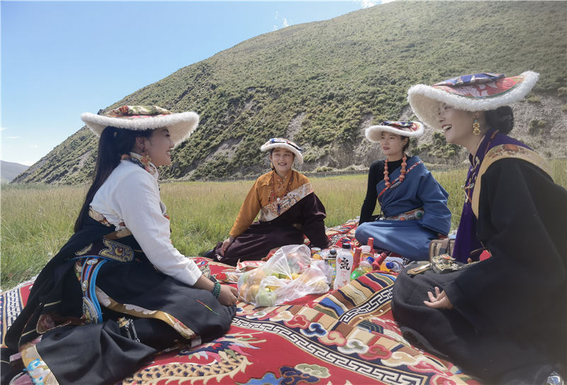 拉姆和她的朋友們在砂場修復(fù)點(diǎn)耍壩子。甘孜州石渠生態(tài)環(huán)境局供圖