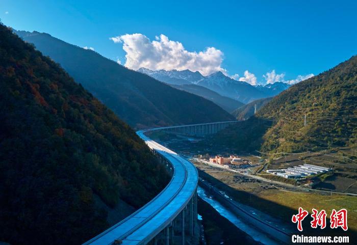 四川平武：九綿高速宛若一條玉帶點(diǎn)綴五彩斑斕的滿山彩林