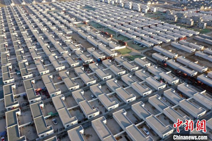 圖為蘭州新區(qū)移民安置區(qū)?！《P 攝