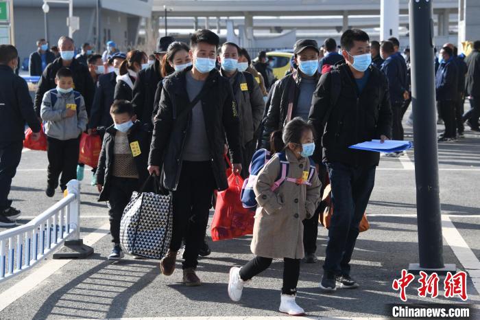 圖為搬遷民眾剛出火車站?！《P 攝