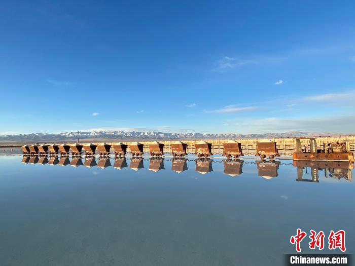 圖為小火車倒影在湖中，湖面如圖明鏡一般。　馬翔 攝
