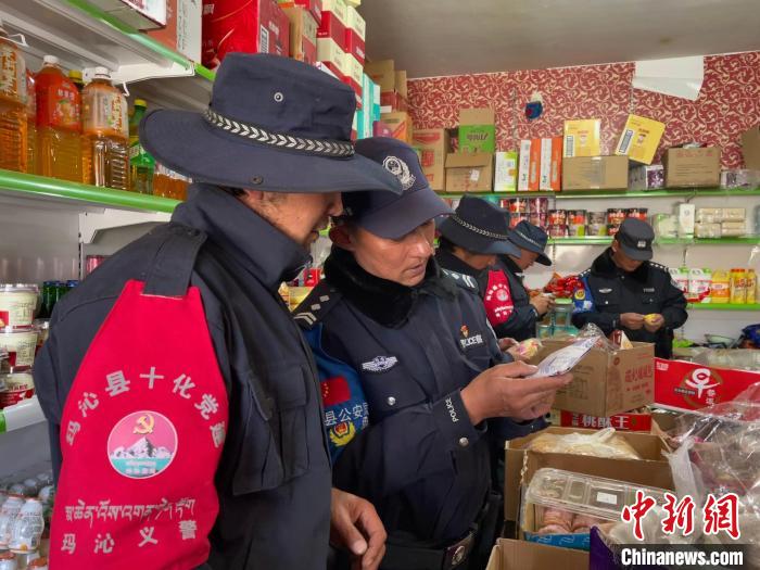 圖為派出所民警和義警對(duì)沿街店鋪檢查。　祁繡娟 攝