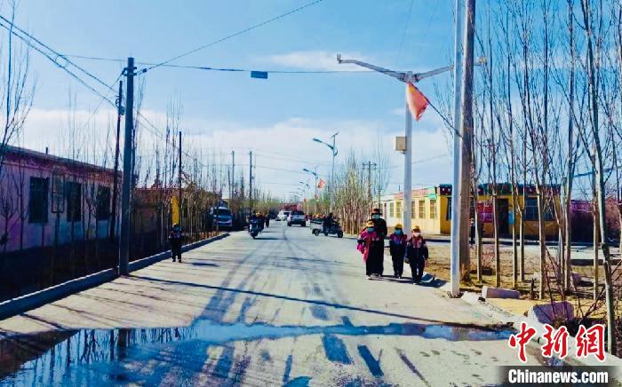圖為黃河源昆侖社區(qū)馬路的一角?！「駹柲臼形麄鞑?供圖