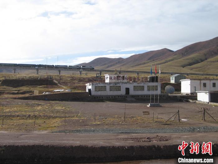 圖為青藏鐵路通車后列車經(jīng)過中鐵西北院風(fēng)火山觀測站。(資料圖) 中鐵西北科學(xué)研究院供圖