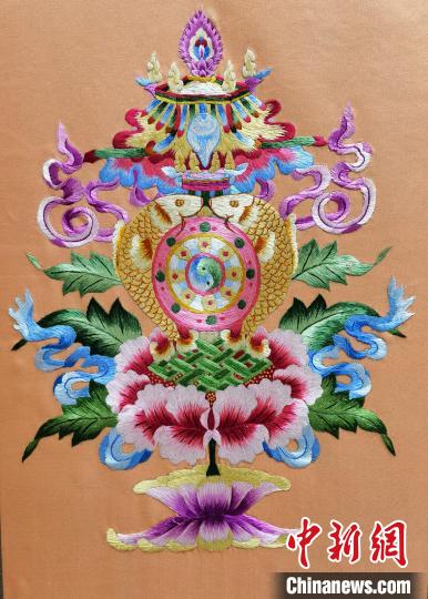 圖為藏繡作品。　祁增蓓 攝