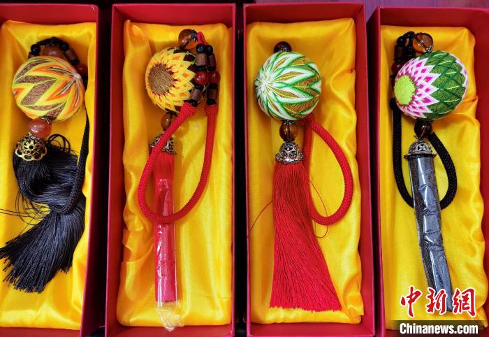圖為藏繡手工藝品?！∑钤鲚?攝