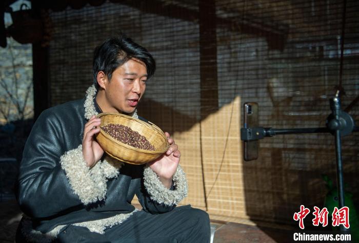 洛桑在鏡頭前介紹家鄉(xiāng)特產(chǎn)?！⒅铱?攝