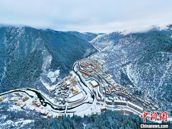 壤塘的雪后美景?！∪捞量h融媒體中心供圖