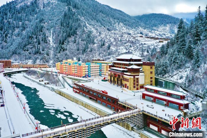 壤塘的雪后美景?！∪捞量h融媒體中心供圖