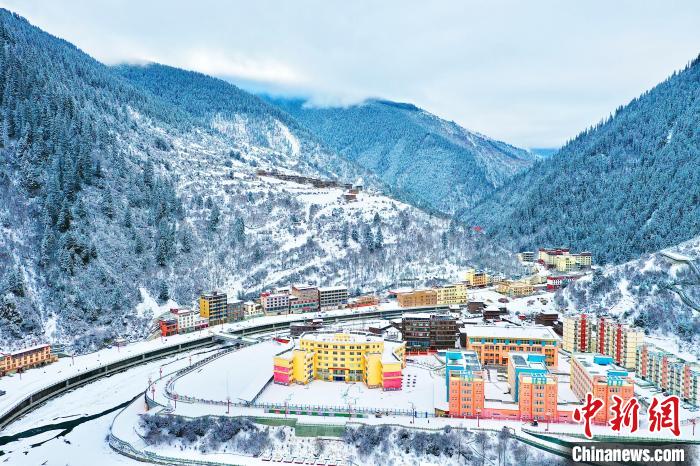 壤塘的雪后美景?！∪捞量h融媒體中心供圖