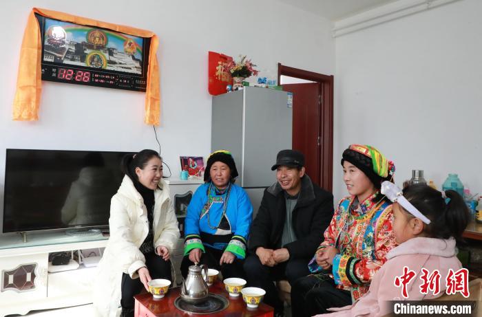新家是兩層小樓房，一樓布置得充滿現(xiàn)代感，喝著藏式奶茶，一家人聊著今年春節(jié)怎么過?！《∷?攝