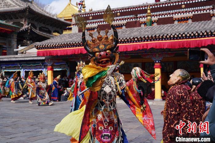 圖為塔爾寺僧侶進行“跳欠”儀式?！●R銘言 攝