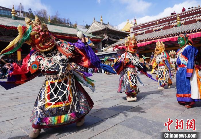 圖為塔爾寺僧侶進(jìn)行“跳欠”儀式?！●R銘言 攝