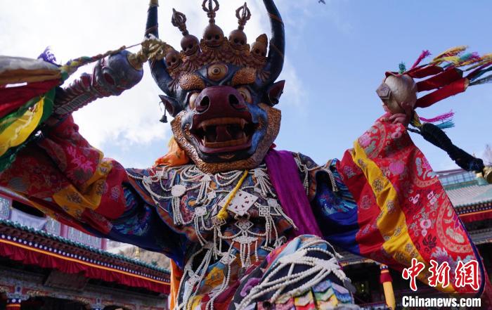 圖為塔爾寺僧侶進(jìn)行“跳欠”儀式?！●R銘言 攝