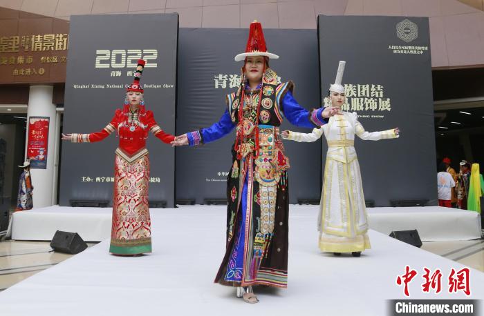 圖為模特展示蒙古族服飾。　馬銘言 攝