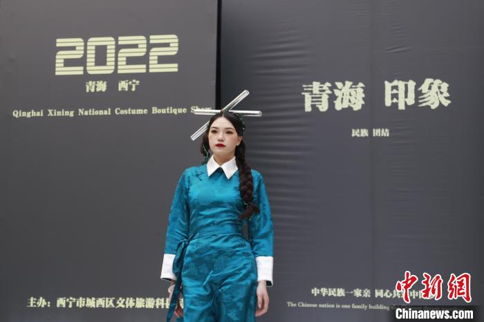 圖為模特展示少數(shù)民族服飾。　馬銘言 攝