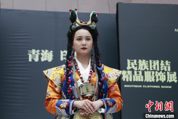 圖為模特展示藏族服飾?！●R銘言 攝