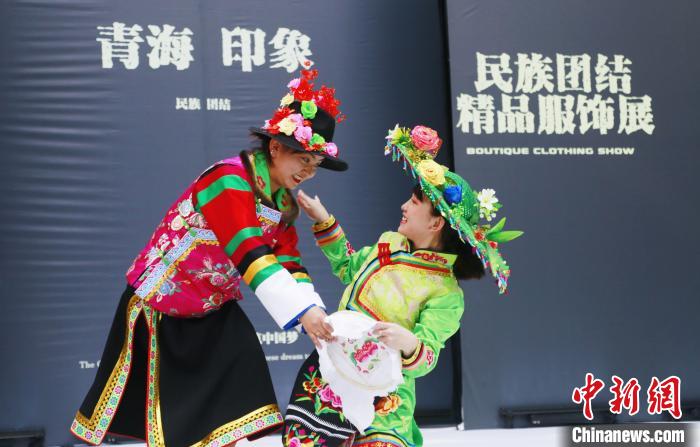 圖為模特身穿土族服飾進行“土族刺繡”表演?！●R銘言 攝
