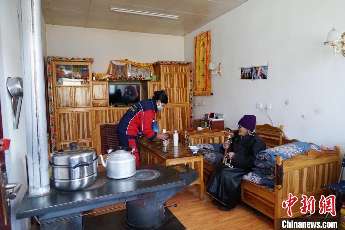 圖為敬老院護(hù)工為老人打掃屋內(nèi)衛(wèi)生?！●R銘言 攝