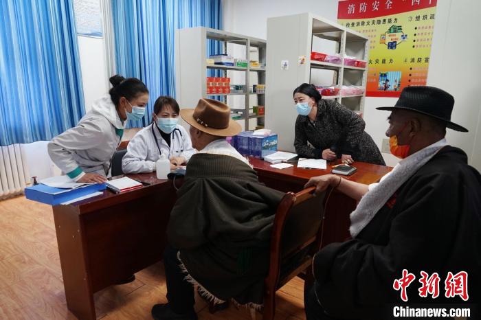 圖為骨科醫(yī)生為敬老院老人們進(jìn)行集中檢查。　馬銘言 攝