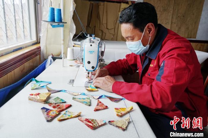 圖為工人正在制作藏式手工藝品。　馬銘言 攝