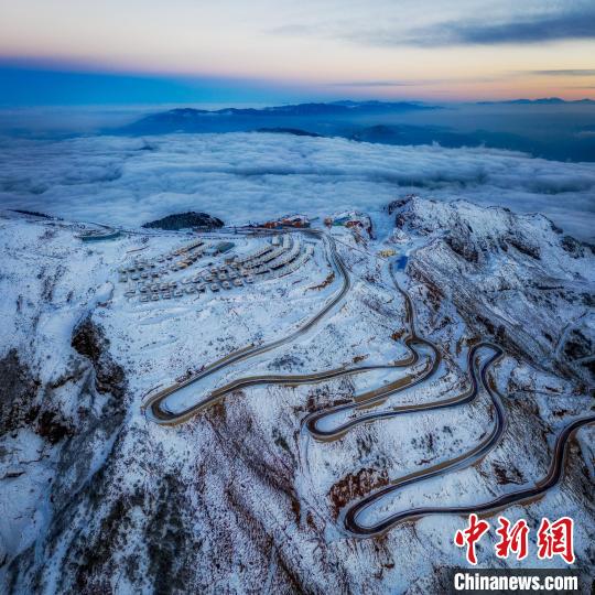 雪后的牛背山山頂和崎嶇的公路?！±顒P 攝
