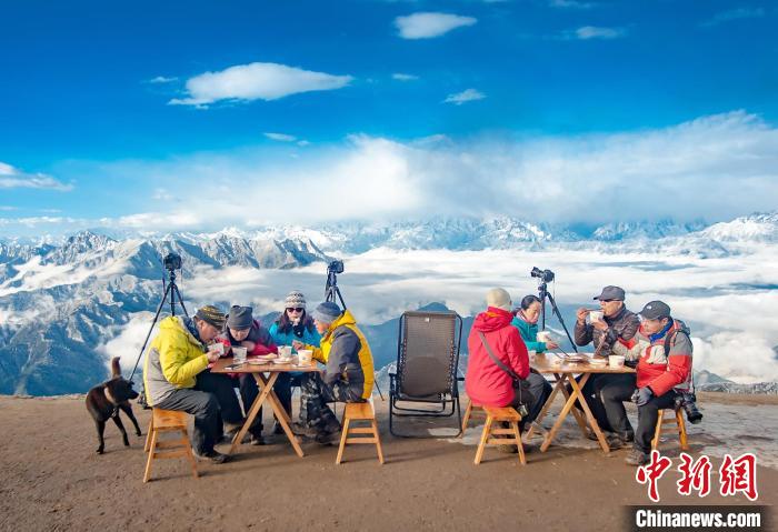 牛背山頂攝影家們的早餐?！d 攝