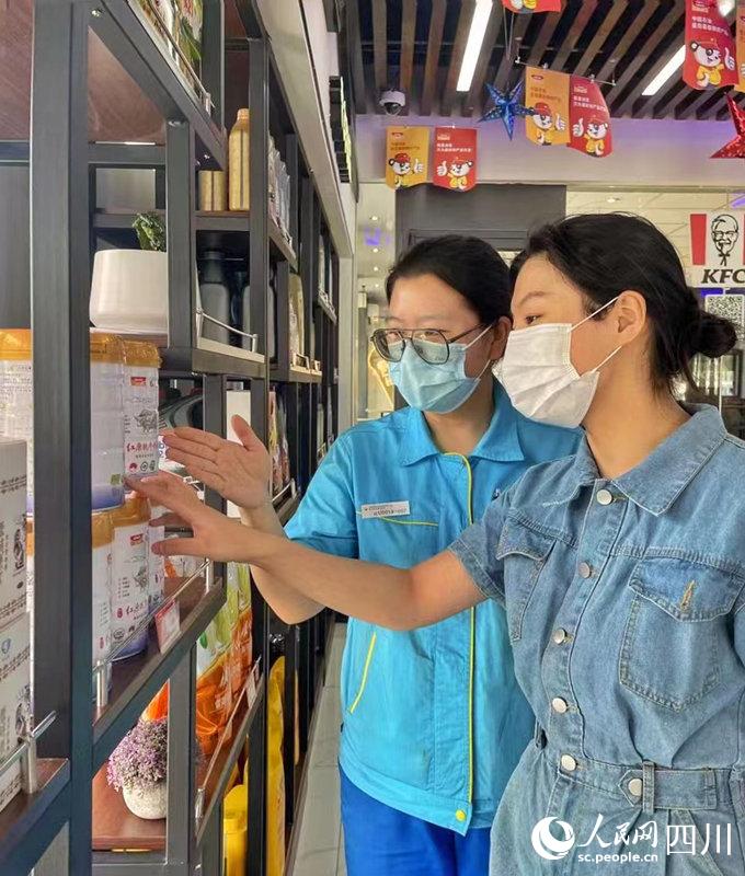 顧客可以在川內(nèi)中國石油加油站便利店內(nèi)選購到品質(zhì)純正的紅原奶粉。張霞攝