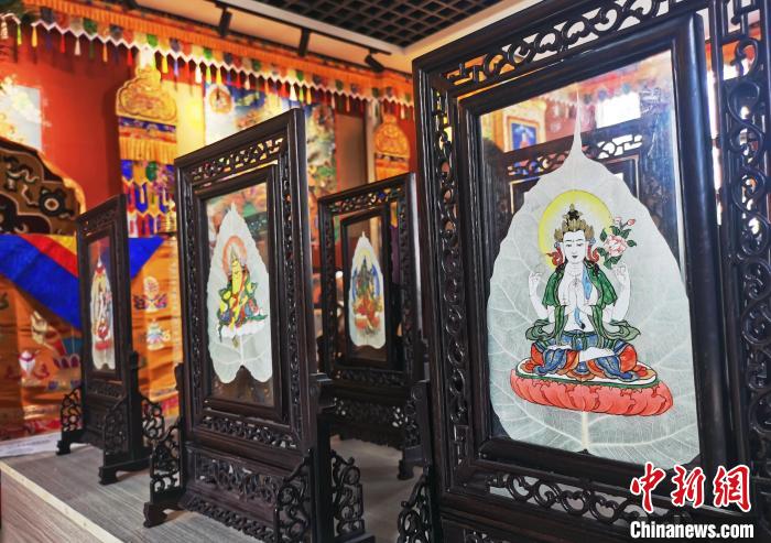 圖為久美尖措創(chuàng)作的藝術(shù)品?！?zhí)砀?攝